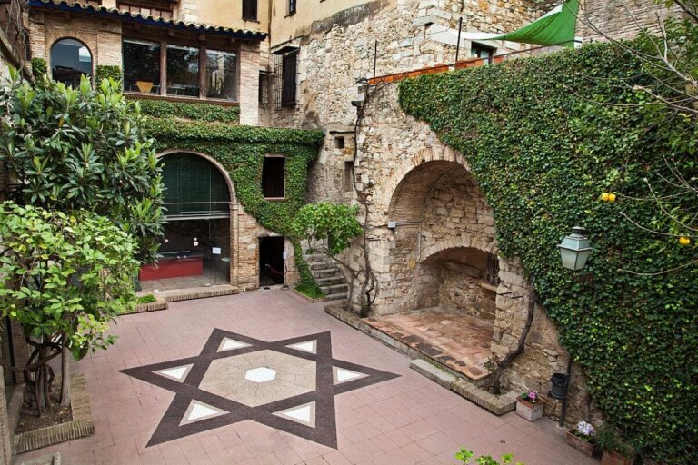 Girona & Besalú: Jewish Heritage experience Girona Jewish Quarter